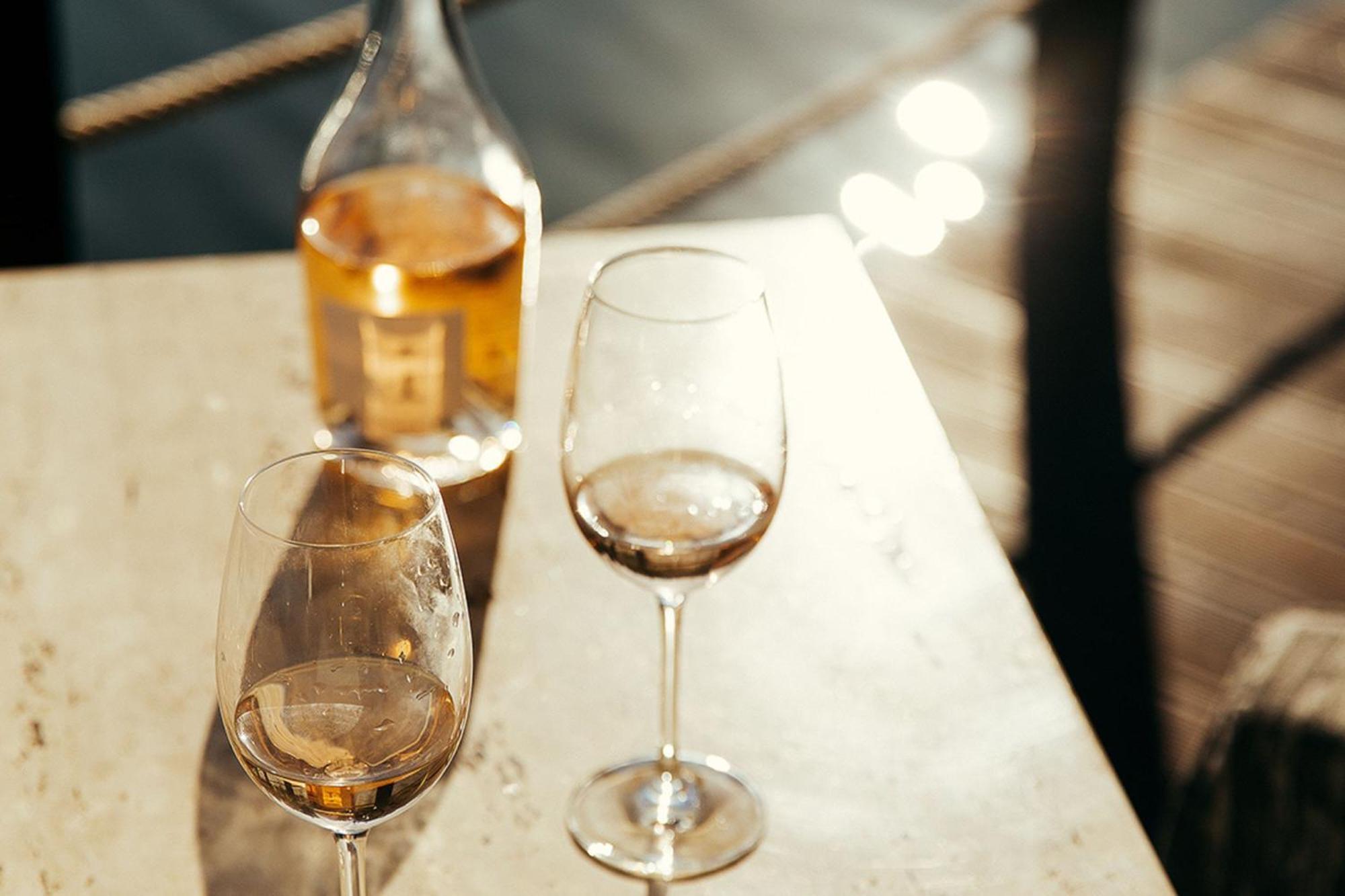 Domes Lake Algarve, Autograph Collection Vilamoura Exteriér fotografie A glass of orange wine