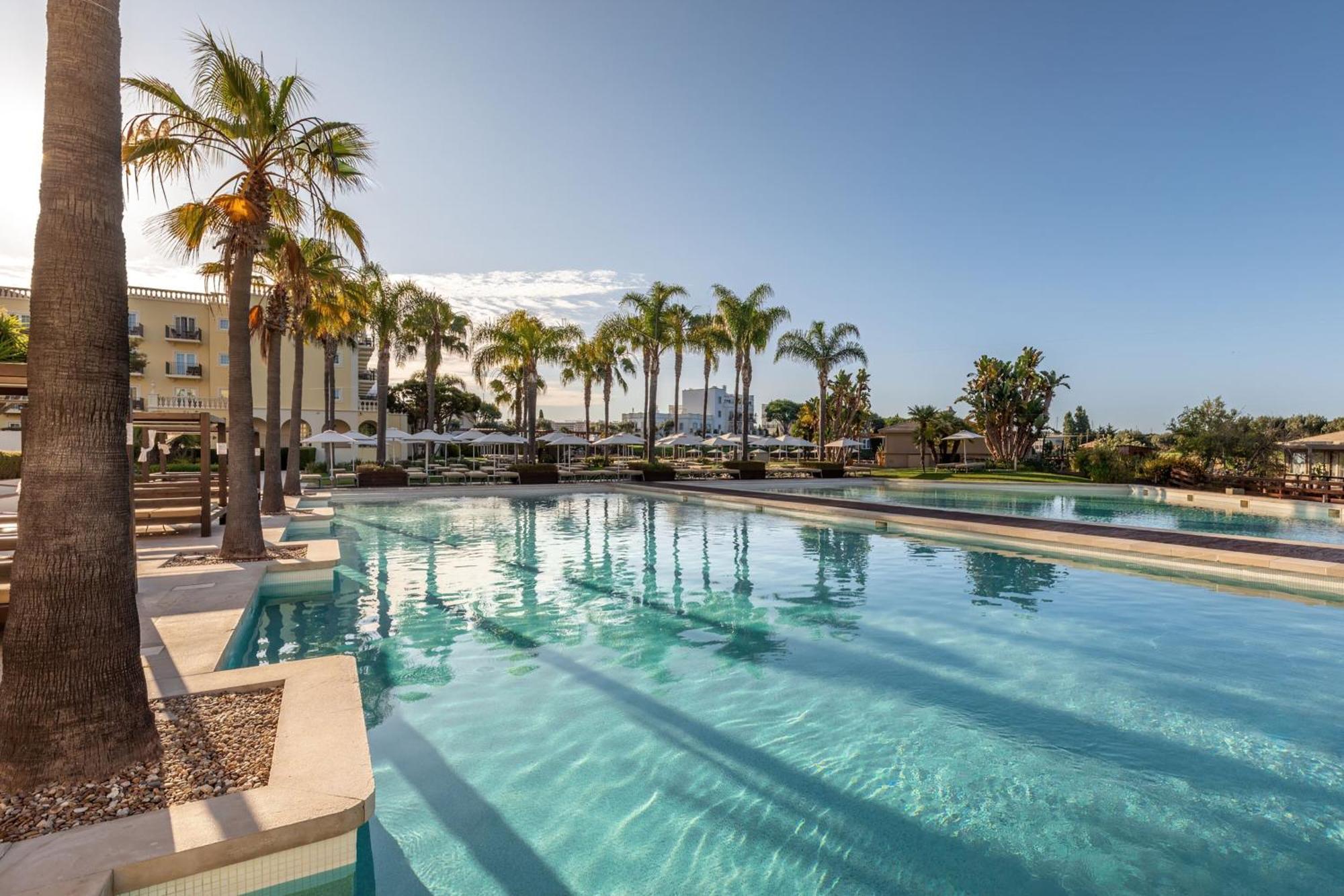 Domes Lake Algarve, Autograph Collection Vilamoura Exteriér fotografie The swimming pool at the hotel