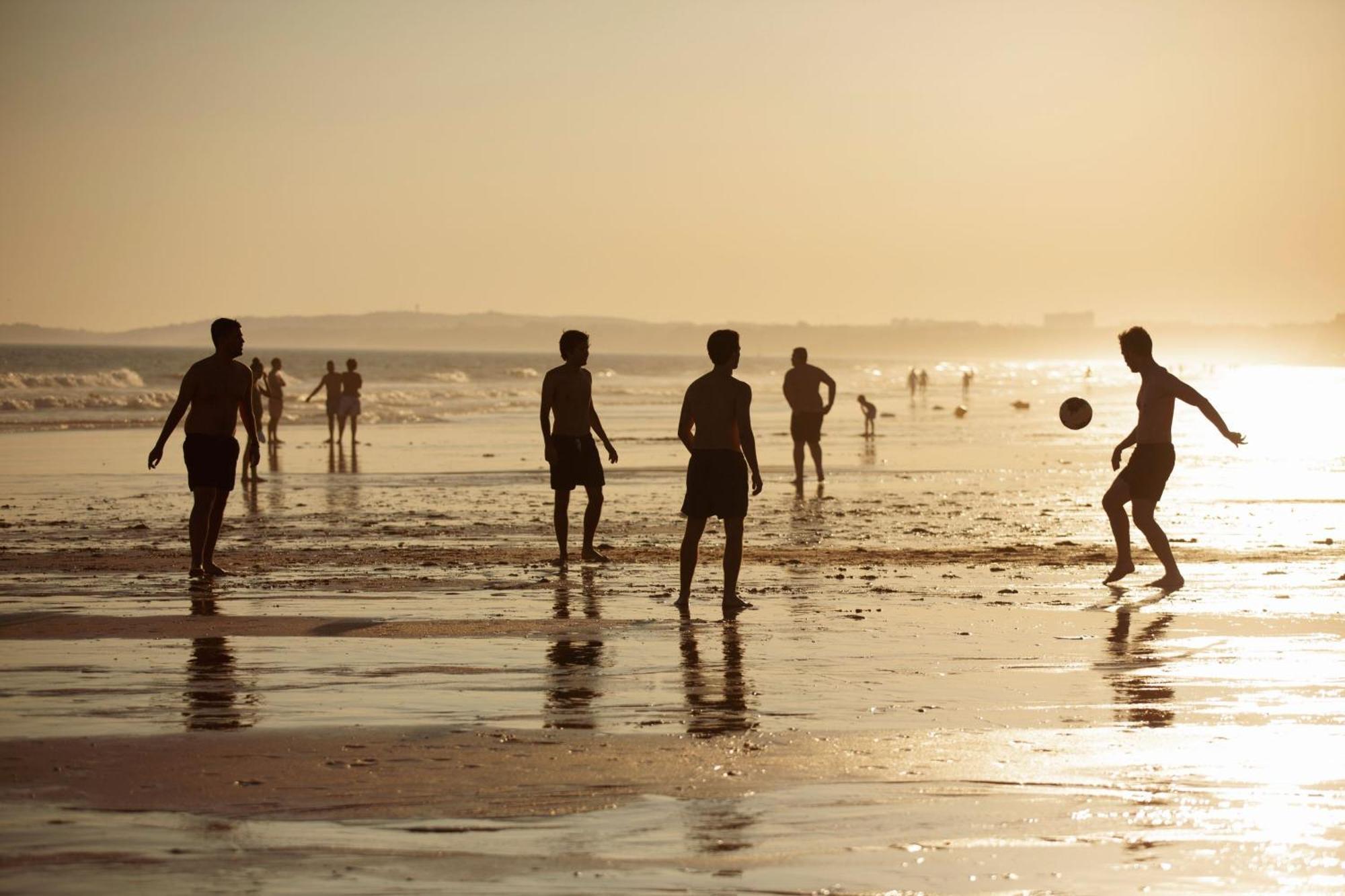 Domes Lake Algarve, Autograph Collection Vilamoura Exteriér fotografie Football on the beach