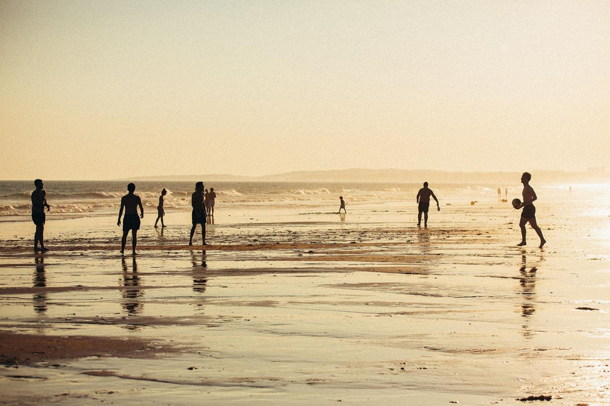 Domes Lake Algarve, Autograph Collection Vilamoura Exteriér fotografie Children playing football on the beach