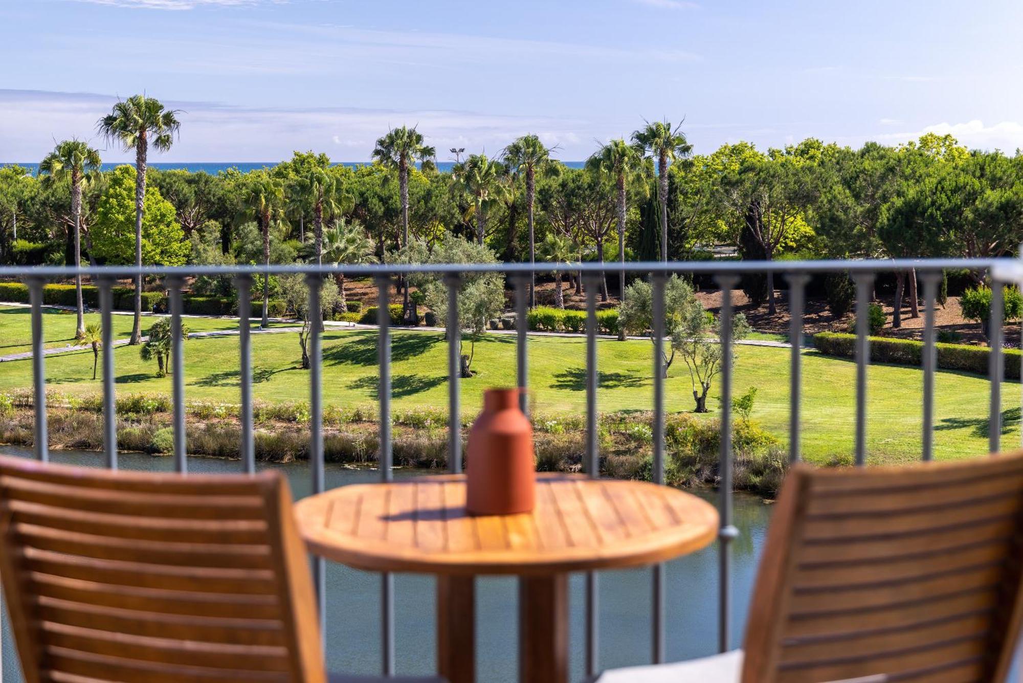 Domes Lake Algarve, Autograph Collection Vilamoura Exteriér fotografie View from the balcony of a suite at the Hyatt Regency
