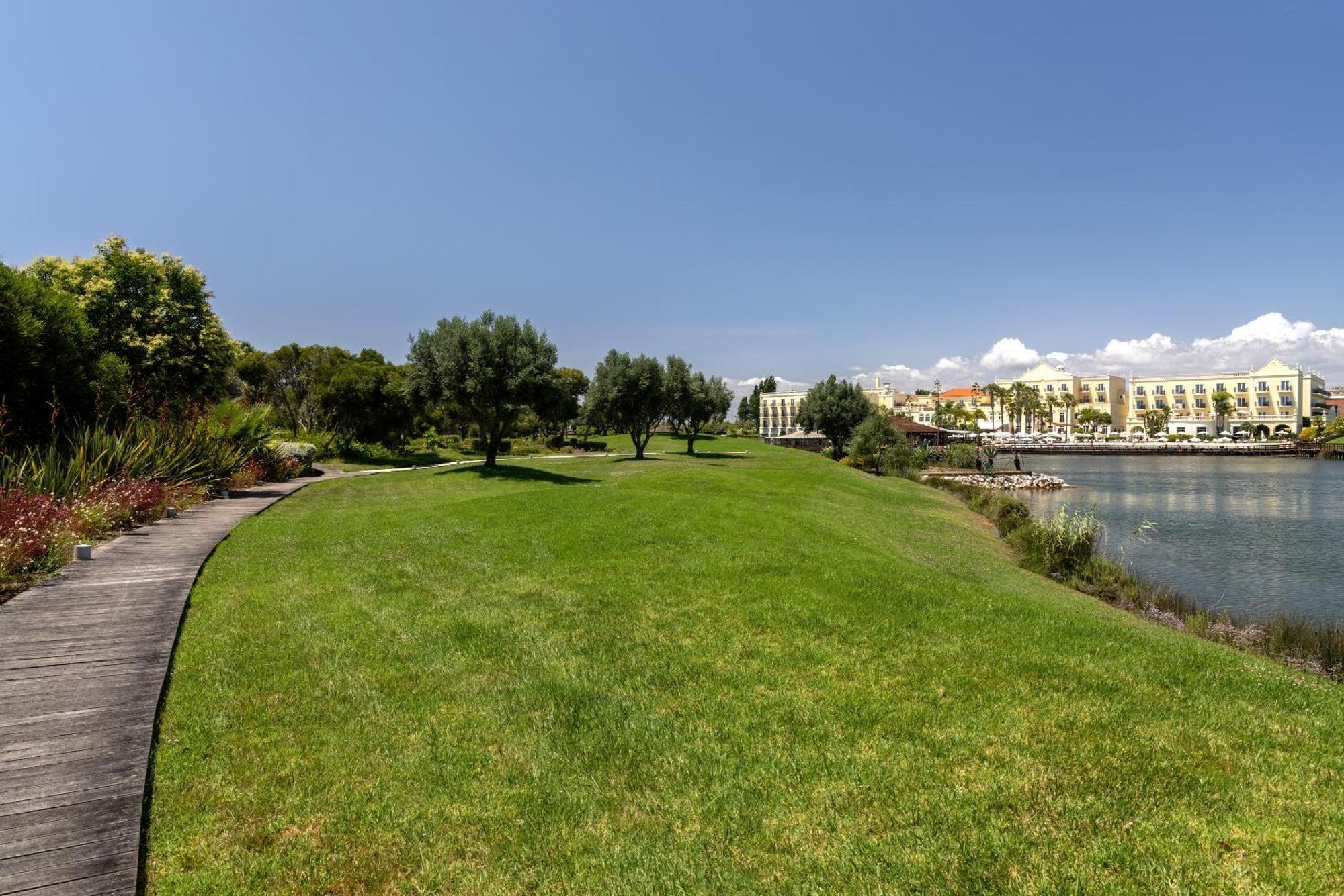 Domes Lake Algarve, Autograph Collection Vilamoura Exteriér fotografie View of the park