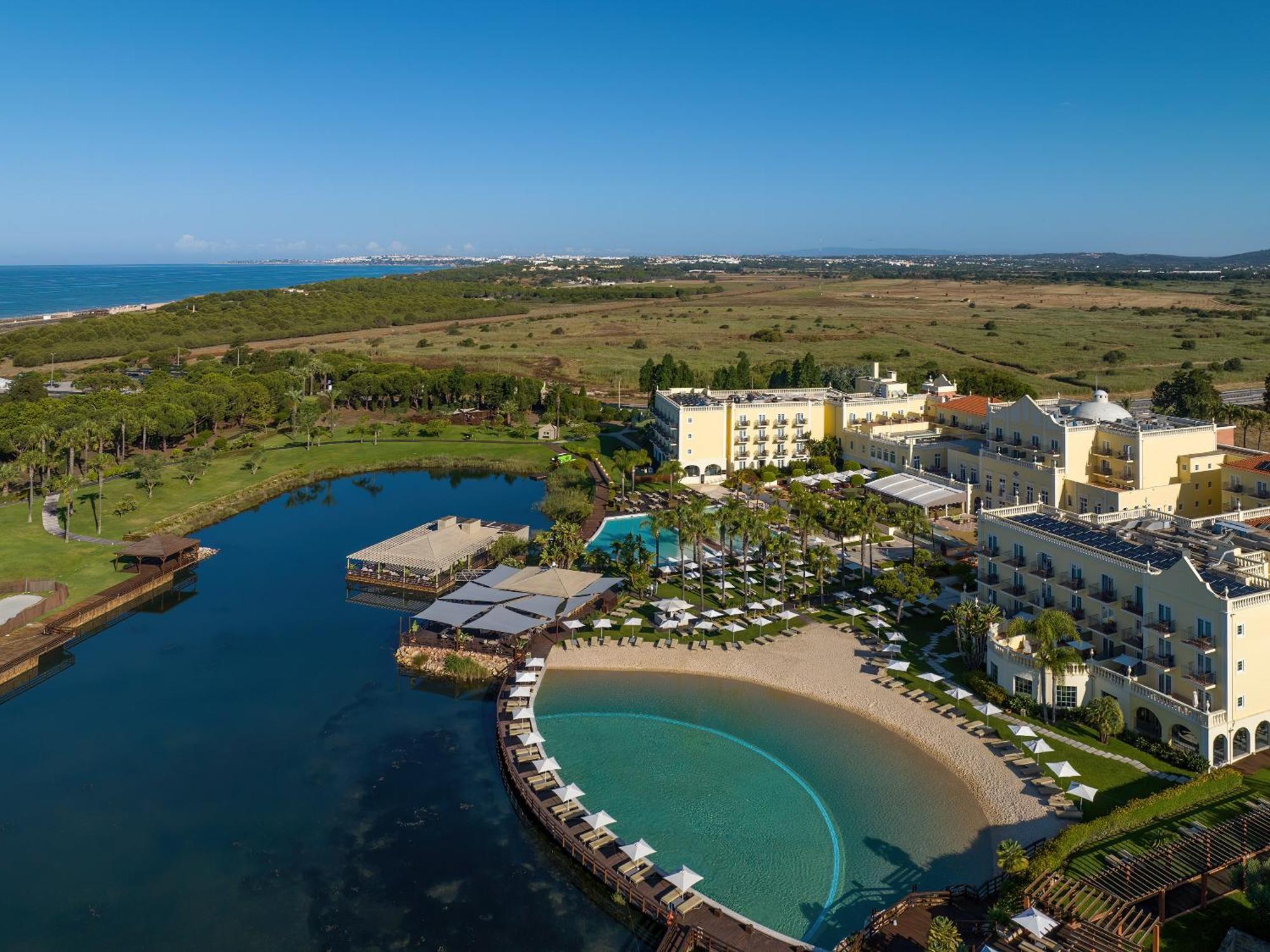 Domes Lake Algarve, Autograph Collection Vilamoura Exteriér fotografie Aerial view of the resort