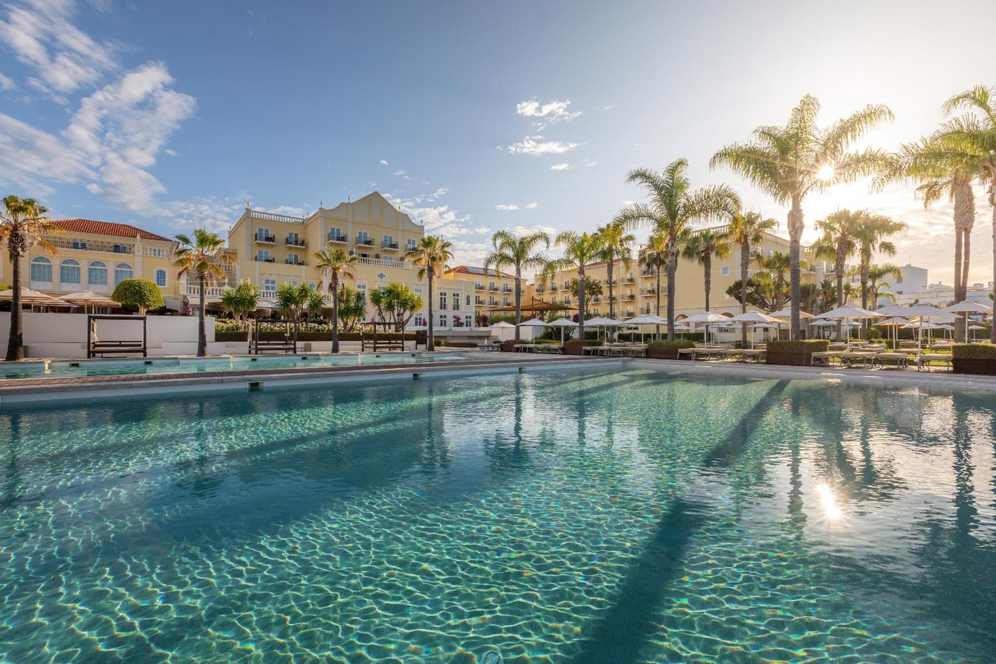 Domes Lake Algarve, Autograph Collection Vilamoura Exteriér fotografie The swimming pool at the resort