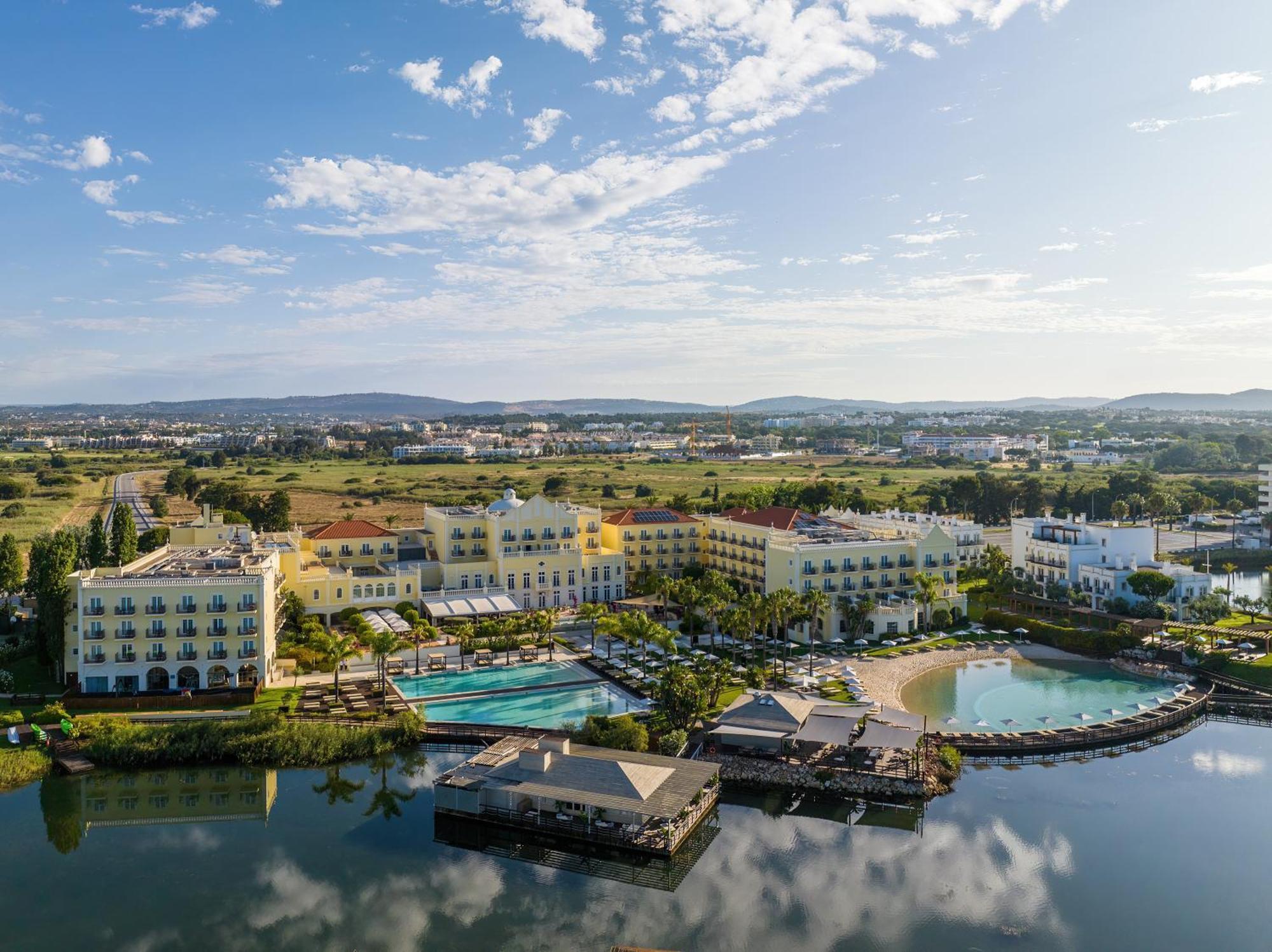 Domes Lake Algarve, Autograph Collection Vilamoura Exteriér fotografie Aerial view of the resort