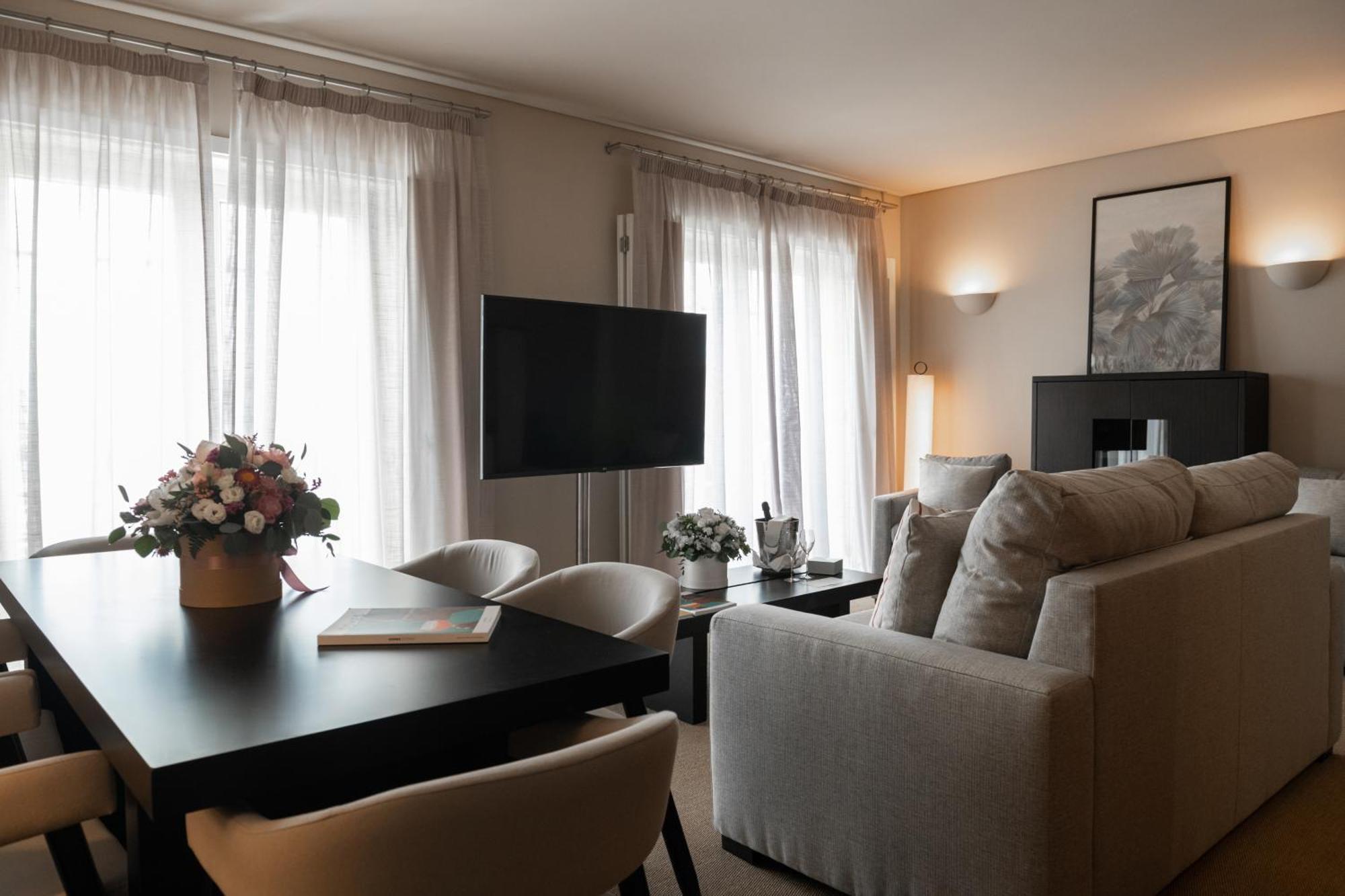 Domes Lake Algarve, Autograph Collection Vilamoura Exteriér fotografie A living room in a serviced apartment in Madrid, Spain